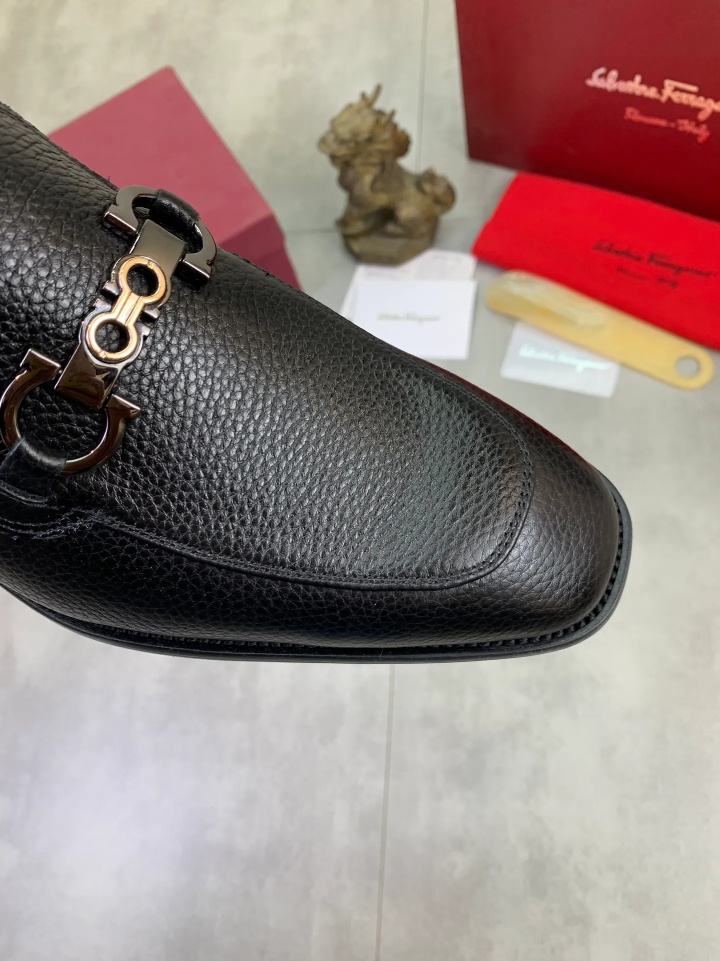 Men's Men's Shoes 💰P460💰[New Style] Water-dyed Niuli 🆘[Salvatore Ferragamo] Ferragamo's latest casual business leather shoes for men! Available at counters simultaneously! The fabric is made of specially imported original pebbled calfskin, and the lining is made of imported water-dyed cowhide. It is absolutely luxurious and leads the fashion trend. Matching code: 38-47 black and brown optional